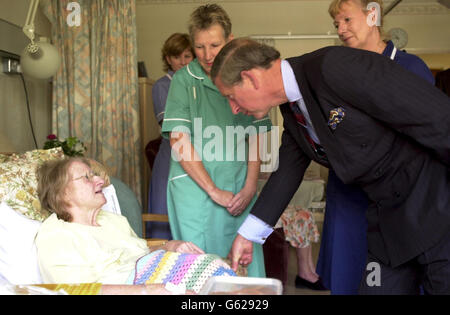 Le Prince de Galles rencontre Joan Bush à l'hospice Arthur Rank House de Cambridge, où il a rencontré des patients et du personnel avant de se rendre à Duxford où lui et l'ancien président américain George Bush devaient assister à un service. * de l'échange de l'American Air Museum de Grande-Bretagne. Il s'agit de ses premiers engagements officiels après que le prince, qui a un vif intérêt pour un large éventail de questions agricoles et environnementales, ait été accusé d'ingérence politique après la fuite des détails des lettres qu'il a écrites aux ministres. Banque D'Images