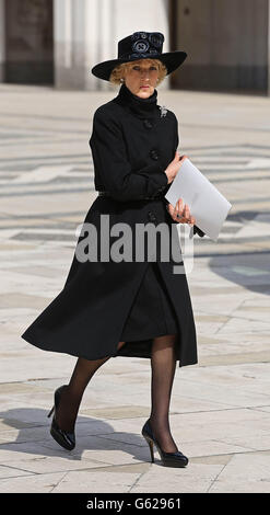 Fiona Shackleton quitte le Guildhall après une réception d'amis et de la famille de la baronne Thatcher, accueillie par la City of London Corporation, après ses funérailles à la cathédrale St Paul, dans le centre de Londres. Banque D'Images