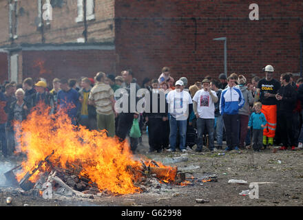 Les manifestants ont incendié un cercueil contenant une effigie de Margaret Thatcher après une marche de protestation le jour de ses funérailles. Banque D'Images