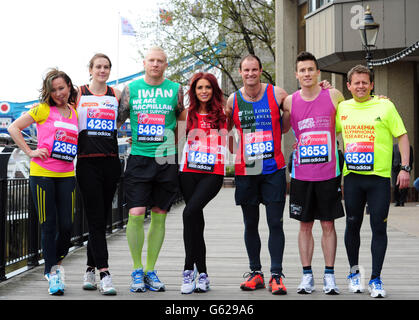 (Gauche-droite) l'actrice Amanda Mealing, l'ex-athlète Kelly Sotherton, l'ex athlète Iwan Thomas, l'actrice de célébrité Amy Childs, l'ex cricketer Andrew Strauss, l'ex motocycliste James Toseland et la BBC Mike Bushell lors d'une séance photo à l'hôtel Tower, Londres. Banque D'Images