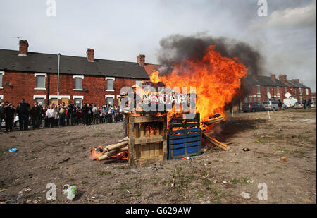 Les manifestants ont incendié un cercueil contenant une effigie de Margaret Thatcher après une marche de protestation le jour de ses funérailles. Banque D'Images