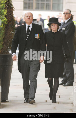 Le secrétaire au travail et aux pensions Iain Duncan Smith et son épouse Betsy arrivent pour une réception à la Mansion House, dans la ville de Londres, accueillie par le secrétaire aux Affaires étrangères William Hague pour les dignitaires étrangers après les funérailles de la baronne Thatcher, à la cathédrale Saint-Paul, dans le centre de Londres. Banque D'Images