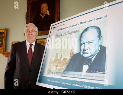 Churchill à présenter sur un billet de 5 £.Mervyn King, gouverneur de la Banque d'Angleterre, dévoile le nouveau billet de cinq livres de Winston Churchill. Banque D'Images