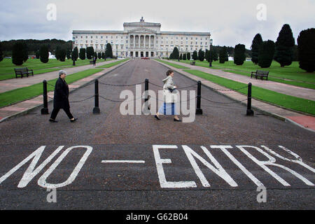 Stormont, l'Assemblée de l'Irlande du Nord, a officiellement mis fin à ses travaux juste avant 17h par un débat d'ajournement sur l'avenir de l'hôpital Mater dans le nord de Belfast.* le dernier orateur avant que l'administration soit en suspension à minuit était le ministre de la Santé Bairbre de Brun.Un bon de commande a été préparé pour demain, mais l'entreprise ne sera pas désormais disponible sous forme de retours directs à minuit Banque D'Images