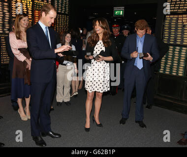 Le duc et la duchesse de Cambridge et le prince Harry sont présentés avec des baguettes à la fin de la tournée Harry Potter lors de leur visite dans les studios Warner Bros de Leavesden, Herts où les films populaires ont été produits. Banque D'Images