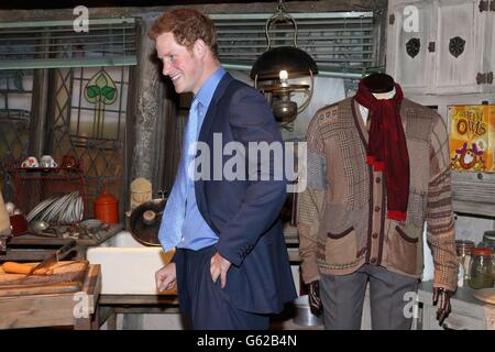 Le duc et la duchesse de Cambridge et le prince Harry sont présentés avec des baguettes à la fin de la tournée Harry Potter lors de leur visite dans les studios Warner Bros de Leavesden, Herts où les films populaires ont été produits. Banque D'Images