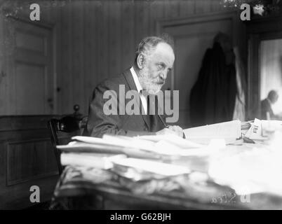 L'écrivain WT (William Thomas) Stead lors d'une conférence de paix à la Haye. WT Stead était journaliste et rédacteur en chef anglais. Il meurt sur le RMS Titanic lorsqu'il a coulé en avril 1912 Banque D'Images