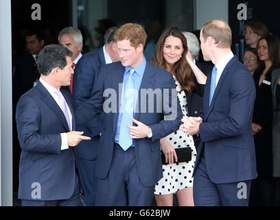 Le duc et la duchesse de Cambridge avec le prince Harry comme ils partent après leur visite aux studios Warner Bros à Leavesden, Herts où les films populaires Harry Potter ont été produits. Banque D'Images