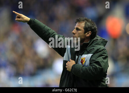 Football - npower football League Championship - Leicester City v Watford - King Power Stadium.Gianfranco Zola, le directeur de Watford, fait des gestes sur la ligne de contact Banque D'Images