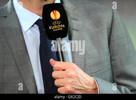 Football - UEFA Europa League - semi final - First Leg - FC Basel / Chelsea - St Jakob-Park.Détail d'un microphone de la marque UEFA Europa League Banque D'Images