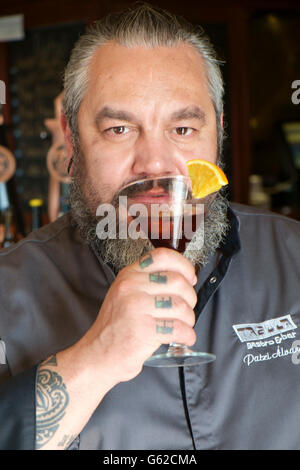 Chef Patxi Alvarez d'Enye, Cebu Philippines, chef des hôtels Crimson, anciennement de la Tabula à Burgos, avec un verre de sa marque Vermouth Banque D'Images