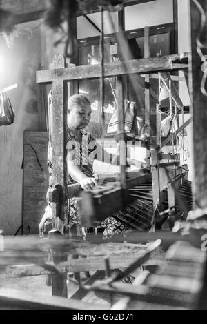 À l'aide de métiers en bois traditionnel weaver à Bali Banque D'Images