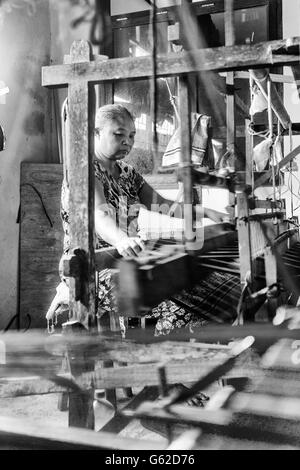 À l'aide de métiers en bois traditionnel weaver à Bali Banque D'Images