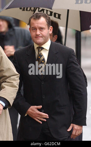 Maître d'hôtel à feu la princesse de Galles, Paul Burrell, arrive à l'Old Bailey, où il est accusé de trois chefs d'accusation de vol. Banque D'Images