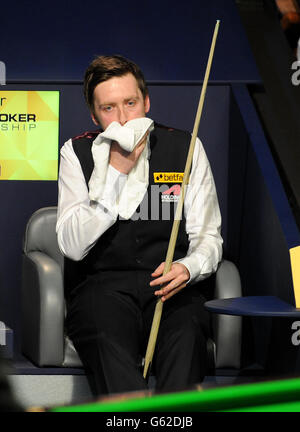 Ricky Walden pendant son match contre Barry Hawkins, lors des Championnats du monde de Betfair au Crucible, Sheffield. Banque D'Images