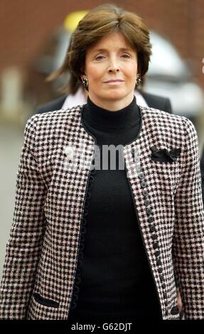 Mary Archer arrive au Tribunal de l'emploi de Bury St Edmunds. Jane Williams, ancienne assistante personnelle de Lady Archer, affirme qu'elle a été injustement congédiée de son emploi après 13 ans. * Williams, 49 ans, a déclaré aujourd'hui au tribunal de l'emploi qu'elle avait été victimisée à cause de ce qu'elle a dit à la police sur Lord Archer, plus tard emprisonné pour parjure. L'audience devrait se terminer plus tard aujourd'hui. Banque D'Images