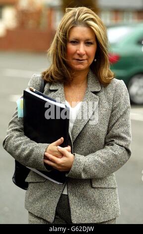 Jane Williams, l'ancienne adjointe personnelle de Mary Archer arrive au bureau du Tribunal de l'emploi de Bury St Edmunds. Williams, 49 ans, affirme qu'elle a été injustement congédiée de son emploi après 13 ans. * elle a dit aujourd'hui au tribunal qu'elle avait été victimisée à cause de ce qu'elle a dit à la police sur Lord Archer, plus tard emprisonné pour parjure. L'audience devrait se terminer plus tard aujourd'hui. Banque D'Images