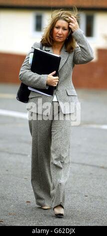 Jane Williams, l'ancienne adjointe personnelle de Mary Archer arrive au bureau du Tribunal de l'emploi de Bury St Edmunds. Williams, 49 ans, affirme qu'elle a été injustement congédiée de son emploi après 13 ans. * elle a dit aujourd'hui au tribunal qu'elle avait été victimisée à cause de ce qu'elle a dit à la police sur Lord Archer, plus tard emprisonné pour parjure. L'audience devrait se terminer plus tard aujourd'hui. Banque D'Images