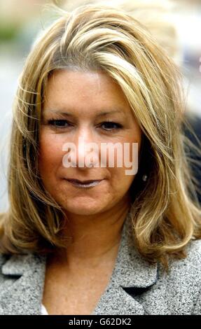 Jane Williams, l'ancienne adjointe personnelle de Mary Archer arrive au bureau du Tribunal de l'emploi de Bury St Edmunds. Williams, 49 ans, affirme qu'elle a été injustement congédiée de son emploi après 13 ans. * elle a dit aujourd'hui au tribunal qu'elle avait été victimisée à cause de ce qu'elle a dit à la police sur Lord Archer, plus tard emprisonné pour parjure. L'audience devrait se terminer plus tard aujourd'hui. Banque D'Images