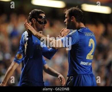 Fernando Torres (à gauche) de Chelsea célèbre avec son coéquipier Branislav Ivanovic (à droite) après avoir obtenu le score de l'objectif d'ouverture de son équipe Banque D'Images