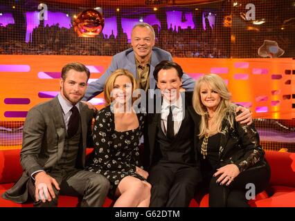 Chris Pine, Kim Cattrall, l'hôte Graham Norton, Benedict Cumberbatch et Bonnie Tyler pendant le tournage du Graham Norton Show aux London Studios, dans le sud de Londres, devant être diffusé sur BBC One vendredi soir. Banque D'Images