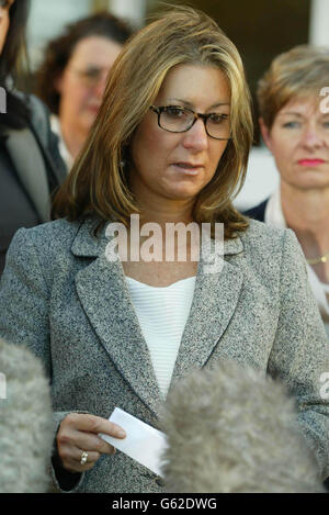 Jane Williams, ancienne adjointe personnelle de Mary Archer, après avoir perdu au tribunal de l'emploi de Bury St Edmunds. Williams, 49 ans, d'Ickleton, près de Saffron Walden, dans l'Essex, a affirmé qu'elle avait été victimisée après avoir fait des allégations à la police. * au sujet des journaux de Lord Archer étant brûlé avant son procès l'année dernière et qu'elle a été injustement congédiée de son emploi après 13 ans. Le tribunal a déclaré qu'il acceptait la version des événements de Lady Archer et a rejeté la demande de Mme Williams. Banque D'Images