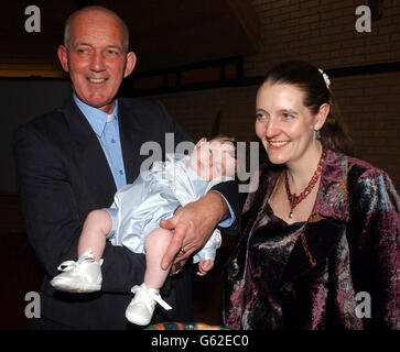 Diane Blood et le révérend Neil Hogg au baptême de son jeune fils Joel, à Christ Church, Worksop. Joel Michael Blood est né le 17 juillet à l'hôpital Royal Hallamshire de Sheffield, sept ans après la mort de son père. * il se porte bien et est un garçon en bonne santé », a déclaré Mme Blood, 36 ans, qui a mené une longue bataille juridique pour utiliser le sperme pris du mari Stephen alors qu'il était sur une machine de maintien de la vie en 1995. Banque D'Images