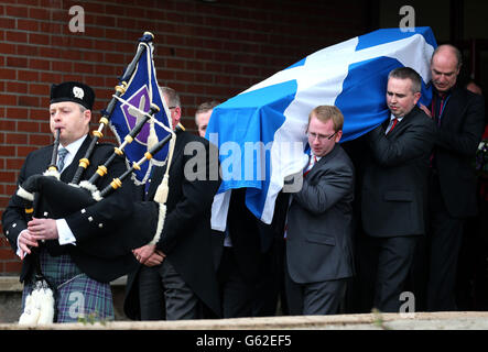 Le cercueil du MSP Brian Adam du Parti National écossais est transporté de l'Église de Jésus-Christ des Saints des derniers jours à Aberdeen après ses funérailles. Banque D'Images