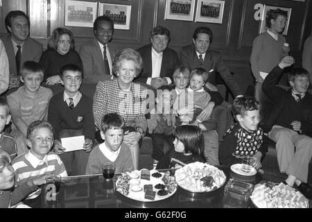 Un groupe d'enfants de trois écoles spéciales rencontrent le Premier ministre Margaret Thatcher et les comédiens Jimmy Tarbuck et Kenny Lynch (au centre) lors d'une réception Variety Club au 12 Downing Street. Banque D'Images