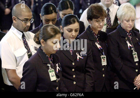 Le personnel de British Airways à l'aéroport de Heathrow observe le silence de cette minute dans le terminal 4, pour rappeler ceux qui sont morts lors d'attaques terroristes sur New York, Washington et Pennsylvanie. * ailleurs, le prince de Galles, le prince Harry, le premier ministre et d'autres personnalités du pays assistaient à un service de commémoration et de commémoration à la cathédrale Saint-Paul. Banque D'Images