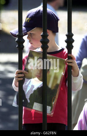 Michael Wrynn, 3 ans, de Dublin, tenant une photo de Christian Regenhand, un membre du Service des incendies de l'échelle 131 de New York, décédé lors de l'attaque contre le World Trade Center, devant l'ambassade américaine, Ballsbridge, Dublin. * le Premier ministre irlandais, Bertie Ahern, a assisté à la mise en place de couronnes en l'honneur de ceux qui sont morts. Banque D'Images