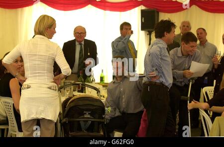 La fille de la Princesse Royale, Zara Phillips au champ de courses de Hereford avec son ancien copain Richard Johnson (à droite de pic. Sur béquilles).* toute la réunion de Hereford a été parrainée par Cantor Sport au nom du Fonds de secours caritatif Cantor Fitzgerald UK créé pour soutenir les familles des 658 employés de la société mère qui ont perdu la vie, il y a un an dans des attaques terroristes sur New York. Banque D'Images