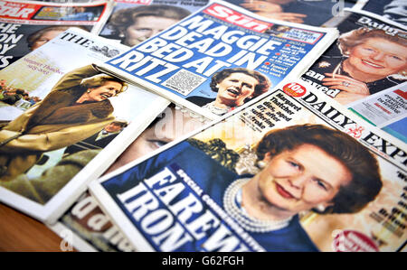 Vue générale de la couverture médiatique du 09/04/2013 faisant état de la nouvelle que l'ancienne première ministre britannique Baroness Margaret Thatcher est décédée à la suite d'un accident vasculaire cérébral à l'hôtel Ritz dans le centre de Londres le 08/04/2013. Mme Thatcher a été la première femme Premier ministre du Royaume-Uni et la dirigeante du Parti conservateur. Elle a été élue à trois reprises à la tête du Royaume-Uni à partir de 1975 avant de quitter le pays le 28 novembre 1990. Banque D'Images