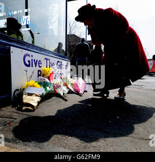 Un passant regarde les hommages floraux à l'extérieur du lieu de naissance et de la maison d'enfance de l'ancienne première ministre britannique Baroness Thatcher, Grantham. Banque D'Images