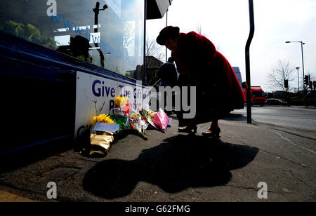 Un passant regarde les hommages floraux à l'extérieur du lieu de naissance et de la maison d'enfance de l'ancienne première ministre britannique Baroness Thatcher, Grantham. Banque D'Images