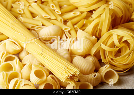 Divers types de pâtes sur la table en pierre grise Banque D'Images