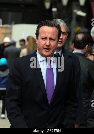 Le Premier ministre David Cameron part de Downing Street pour se rendre à la Chambre des communes dans le centre de Londres après la nouvelle d'hier de la mort de la baronne Thatcher. Banque D'Images