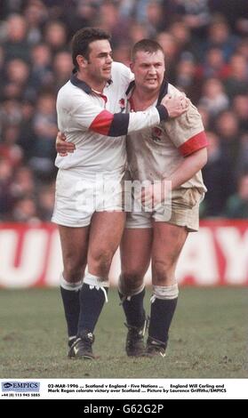 02 MARS 1996. Ecosse contre Angleterre - cinq nations. Le will Carling et Mark Regan de l'Angleterre célèbrent la victoire sur l'Écosse. Photo de Laurence Griffiths/EMPICS Banque D'Images