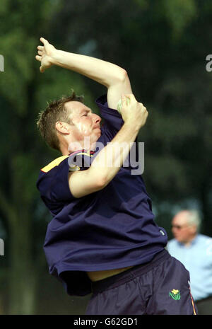 Le bowling Robert Croft de Glamorgan dans les filets de Sophia Gardens, Cardiff. Glamorgan dirige la Norwich Union League Division One de Worcestershire par six points et une victoire contre Kent à Canterbury le 15 septembre garantirait le titre. Banque D'Images