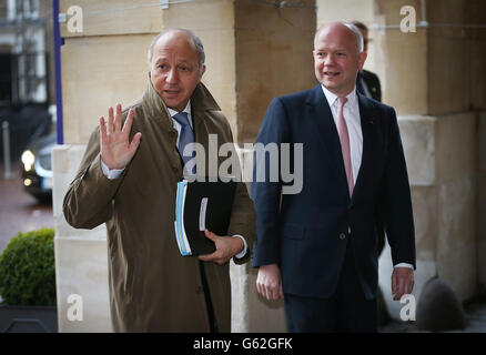 Le secrétaire aux Affaires étrangères William Hague avec le ministre français des Affaires étrangères Laurent Fabius (à gauche) lors de la réunion des ministres des Affaires étrangères du G8 à Lancaster House à Londres. Banque D'Images