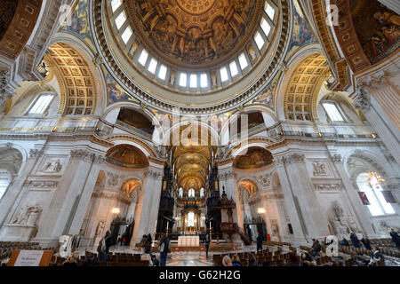 Vue générale de l'autel à l'intérieur de la cathédrale Saint-Paul, à Londres, devant les funérailles de la baronne Margaret Thatcher. Banque D'Images