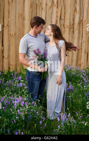 Portrait of young fashion élégant couple posing in field Banque D'Images