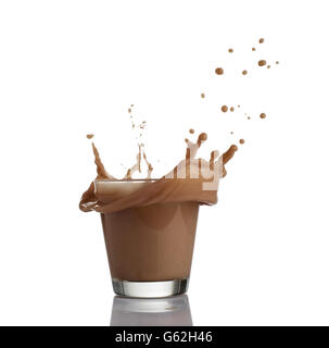 Le chocolat au lait splash isolated over white background Banque D'Images