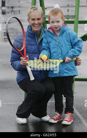 Judy Murray, avec la jeune joueuse de tennis Jessica Pollock, à l'ouverture des courts de tennis récemment rénovés au parc DrumChapel de Glasgow. Banque D'Images