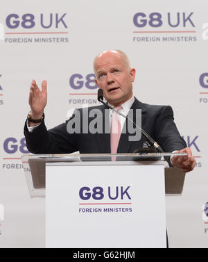 Le secrétaire aux Affaires étrangères William Hague tient une conférence de presse après avoir accueilli la réunion des ministres des Affaires étrangères du G8 à Londres aujourd'hui. Banque D'Images