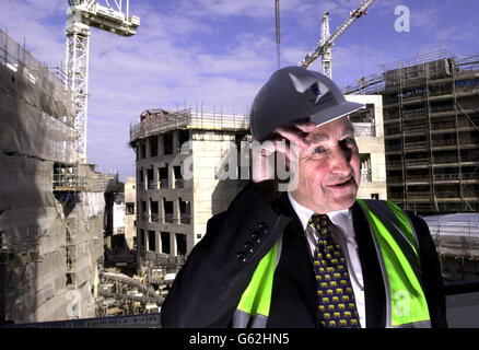 Le Président du Parlement écossais Sir David Steel voit le travail accompli dans le hall d'entrée principal du nouveau Parlement à Holyrood, à Édimbourg. Banque D'Images