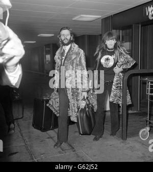 Archive-pa151305-1 musique - Ringo Starr - aéroport de Heathrow, Londres le batteur des Beatles Ringo Starr et sa femme Maureen quittent l'aéroport de Heathrow après avoir perdu leur vol pour Oslo. Ringo devait apparaître sur le spectacle de Cilla Black, qui est filmé en Norvège. Banque D'Images