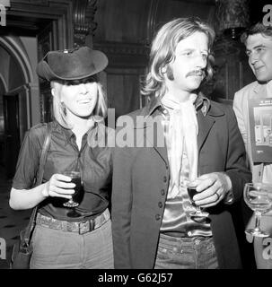 Le batteur de Beatles Ringo Starr et son épouse Maureen à la réception de presse organisée par Apple Records à l'hôtel de ville de Chelsea à Londres. La soirée a vu le lancement du Plastic Ono Band. Banque D'Images