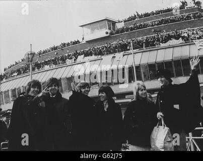 Plus de 2,000 adolescents dans les galeries d'observation crient leurs puits de farewell aux Beatles, vus à l'aéroport de Londres lorsqu'ils sont partis pour l'Autriche pour poursuivre les travaux de localisation sur leur deuxième film. (De gauche à droite) George Harrison, Paul McCartney, Ringo Starr avec sa mariée Maureen et John Lennon avec sa femme Cynthia. Banque D'Images