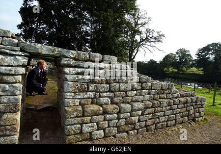 Dr Simon Thurley, directeur général du patrimoine anglais au fort Chesters sur le mur d'Hadrien, alors qu'il a annoncé une augmentation de 7 millions d'argent pour contrer les effets dévastateurs de l'épidémie de fièvre aphteuse de l'année dernière sur le tourisme autour des ruines antiques. * le mur d'Hadrien a été classé au patrimoine mondial par l'UNESCO en 1987. C'est la frontière la plus complexe et la mieux préservée de l'Empire romain qui s'étend sur plus de 70 kilomètres à travers la campagne sauvage en Grande-Bretagne, de Newcastle à Solway Firth en Cumbria. Banque D'Images